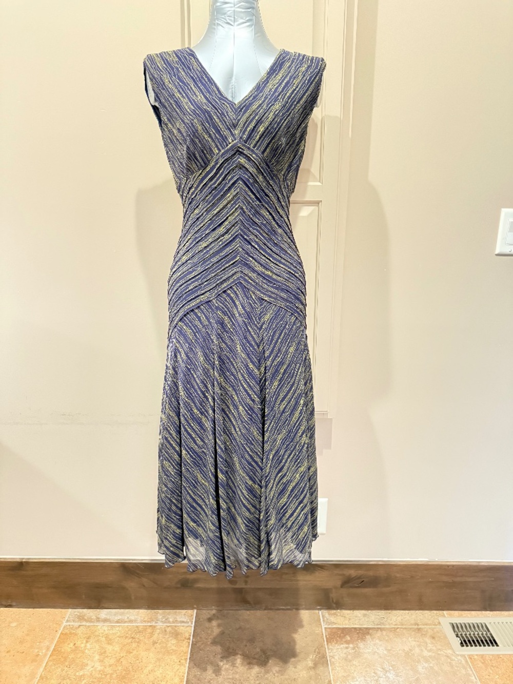ANNE KLEIN SILK DRESS. GREEN/NAVY PATTERN. SIZE 6